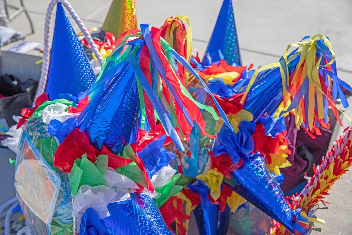 Primer plano de una colorida piñata a punto de ser colgada para una fiesta en Learning Commons Plaza en SJC.